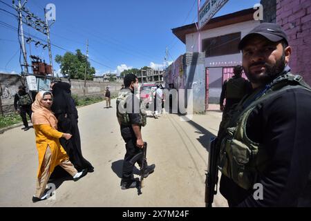 Baramulla, Jammu Und Kaschmir, Indien. Mai 2024. Während der fünften Wahlrunde der mehrphasigen nationalen Wahlen im Dorf Kupwara nördlich von Srinagar, im indischen Kaschmir, stehen Sicherheitskräfte in einer Wahlkabine, am Montag, den 20. Mai 2024. (Kreditbild: © Mubashir Hassan/Pacific Press via ZUMA Press Wire) NUR REDAKTIONELLE VERWENDUNG! Nicht für kommerzielle ZWECKE! Stockfoto