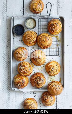 Hausgemachte frisch gebackene Brioche-Burger-Brötchen auf weißem Holzhintergrund Stockfoto