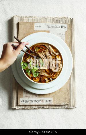 Ramen-Suppe mit Pilzen, Frühlingszwiebeln und Koriander Stockfoto