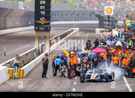 Indianapolis, Usa. Mai 2024. Kyle Larson fährt während der „Fast 12“ während der Qualifikation für den 2024 Indy 500 auf dem Indianapolis Motor Speedway. (Foto: Jeremy Hogan/SOPA Images/SIPA USA) Credit: SIPA USA/Alamy Live News Stockfoto