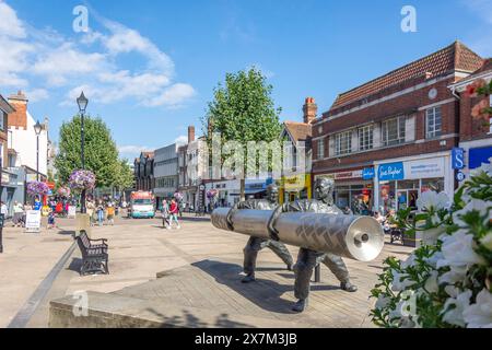 Die 'Lino' Skulptur auf Fußgängerzone High Street, Staines-upon-Thames, Surrey, England, Vereinigtes Königreich Stockfoto