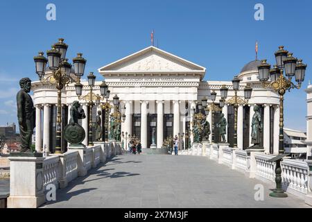 Archäologisches Museum von Mazedonien über Brücke der Kulturen, Skopje, Skopje Region, Republik Nördlich Mazedonien Stockfoto