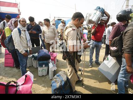 Patna, Indien. Mai 2024. HAJIPUR, INDIEN - 19. MAI: Wahlbeamte mit EVMs und anderen Wahlmaterialien begeben sich am 19. Mai 2024 in Hajipur, Indien zum Wahldienst für die 5. Phase der Lok Sabha-Wahl. (Foto: Santosh Kumar/Hindustan Times/SIPA USA) Credit: SIPA USA/Alamy Live News Stockfoto