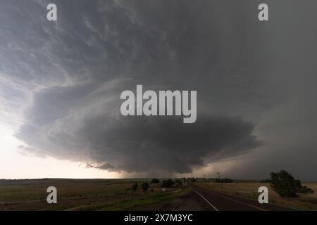 Butler, USA. Mai 2024. Ein gefährlicher Tornado warnte Supercell in Butler, Custer County Oklahoma, USA am 19. Mai 2024. (Foto: Scott Schilke/SIPA USA) Credit: SIPA USA/Alamy Live News Stockfoto