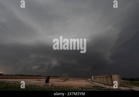 Butler, USA. Mai 2024. Ein gefährlicher Tornado warnte Supercell in Butler, Custer County Oklahoma, USA am 19. Mai 2024. (Foto: Scott Schilke/SIPA USA) Credit: SIPA USA/Alamy Live News Stockfoto