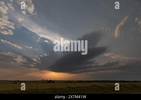Butler, USA. Mai 2024. Ein gefährlicher Tornado warnte Supercell in Butler, Custer County Oklahoma, USA am 19. Mai 2024. (Foto: Scott Schilke/SIPA USA) Credit: SIPA USA/Alamy Live News Stockfoto