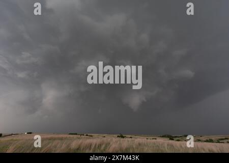 Butler, USA. Mai 2024. Ein gefährlicher Tornado warnte Supercell in Butler, Custer County Oklahoma, USA am 19. Mai 2024. (Foto: Scott Schilke/SIPA USA) Credit: SIPA USA/Alamy Live News Stockfoto