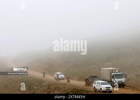 Verzegan, Iran. Mai 2024. Such- und Rettungsteams warten auf die Leiche des Hubschraubers von Präsident Ebrahim Raisi, der in einem bergigen Gebiet im Nordwesten Irans verschwunden ist. Raisi wurde am 20. Mai 2024 für tot erklärt. Nachdem Rettungsteams seinen abgestürzten Hubschrauber in einer nebelbehüllten westlichen Bergregion gefunden hatten, löste er Trauer in der Islamischen republik aus. Foto der Nachrichtenagentur Islamische Republik IRNA/UPI Credit: UPI/Alamy Live News Stockfoto