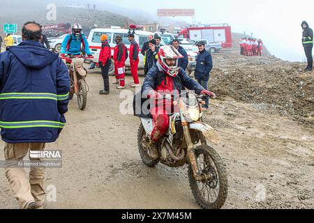 Verzegan, Iran. Mai 2024. Such- und Rettungsteams warten auf die Leiche des Hubschraubers von Präsident Ebrahim Raisi, der in einem bergigen Gebiet im Nordwesten Irans verschwunden ist. Raisi wurde am 20. Mai 2024 für tot erklärt. Nachdem Rettungsteams seinen abgestürzten Hubschrauber in einer nebelbehüllten westlichen Bergregion gefunden hatten, löste er Trauer in der Islamischen republik aus. Foto der Nachrichtenagentur Islamische Republik IRNA/UPI Credit: UPI/Alamy Live News Stockfoto