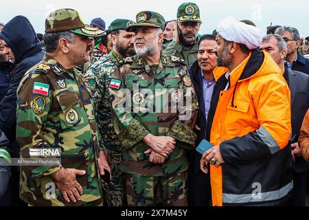 Verzegan, Iran. Mai 2024. Such- und Rettungsteams warten auf die Leiche des Hubschraubers von Präsident Ebrahim Raisi, der in einem bergigen Gebiet im Nordwesten Irans verschwunden ist. Raisi wurde am 20. Mai 2024 für tot erklärt. Nachdem Rettungsteams seinen abgestürzten Hubschrauber in einer nebelbehüllten westlichen Bergregion gefunden hatten, löste er Trauer in der Islamischen republik aus. Foto der Nachrichtenagentur Islamische Republik IRNA/UPI Credit: UPI/Alamy Live News Stockfoto