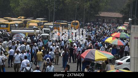 Lucknow, Indien. Mai 2024. LUCKNOW, INDIEN – 19. MAI: Wahlbeamte begeben sich zu ihren Kabinen für die fünfte Phase der Parlamentswahlen in Smriti Upvan, am 19. Mai 2024 in Lucknow, Indien. (Foto: Deepak Gupta/Hindustan Times/SIPA USA) Credit: SIPA USA/Alamy Live News Stockfoto