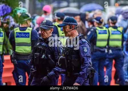 Polizeibeamte der taktischen Einheit werden beobachtet, wie die Victoria Police pro-palästinensische Anhänger beobachtet, die von der pro-jüdischen Kundgebung getrennt sind. Sechs Personen wurden verhaftet, nachdem sich pro-palästinensische und pro-israelische Demonstranten in Melbournes CBD heftig ausgetauscht hatten. 7000 Personen nahmen an der Nakba Sunday Rallye Teil und eine Never Again is Now Rallye, die von der christlich-zionistischen Gruppe International Christian Embassy Jerusalem organisiert wurde. Es hat einige Demonstranten von der Nakba Sunday Rally verstanden, die mittags um die Staatsbibliothek herum begann und in die Spring St fusionierte, um das Parlamentsgebäude herum. Stockfoto