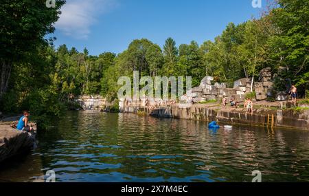 Der erste Marmor-Steinbruch in den Vereinigten Staaten ist im Sommer ein beliebtes Schwimmloch. Stockfoto