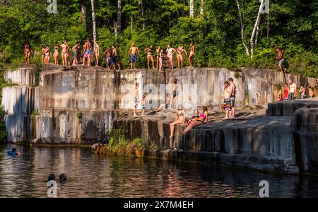 Der erste Marmor-Steinbruch in den Vereinigten Staaten ist im Sommer ein beliebtes Schwimmloch. Stockfoto