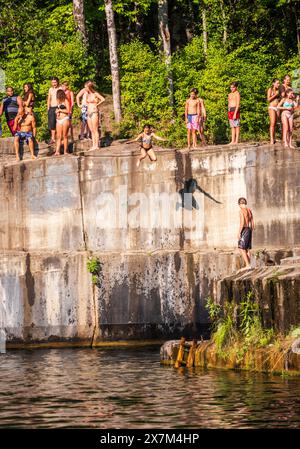 Der erste Marmor-Steinbruch in den Vereinigten Staaten ist im Sommer ein beliebtes Schwimmloch. Stockfoto