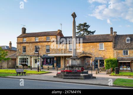 Broadway-Geschäfte am frühen Morgen. Broadway, Cotswolds, Worcestershire, England Stockfoto