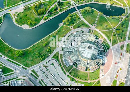 MINSK, WEISSRUSSLAND - 12. MAI 2021: Stadtbild von Minsk mit Nationalbibliothek der Republik Weißrussland. Draufsicht aus der Luft. Stockfoto