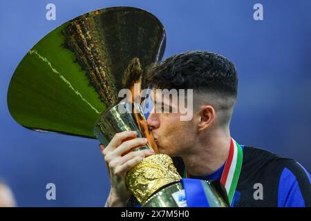 Mailand, Italien. Mai 2024. Alessandro Bastoni vom FC Internazionale posiert mit der Trophäe, als der FC Internazionale seinen 20. Ligattitel nach dem Fußballspiel der Serie A 2023/24 zwischen dem FC Internazionale und der SS Lazio im Giuseppe Meazza Stadium feiert. (Foto: Fabrizio Carabelli/SOPA Images/SIPA USA) Credit: SIPA USA/Alamy Live News Stockfoto