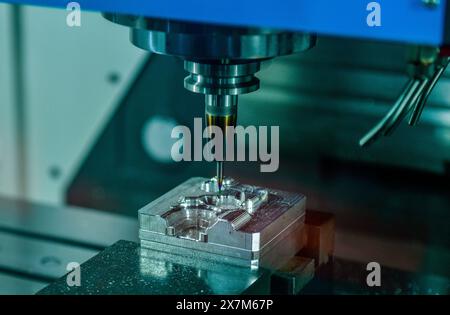 CNC-Drehfräsmaschine Schneiden des Metallteils, die High-Tech-Teilefertigung Stockfoto