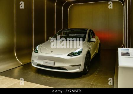 BANGKOK, THAILAND, 15. Mai 2024: Tesla Model Y Futuristic Car, Ausstellung im Ausstellungsraum im siam Paragon Kaufhaus Stockfoto