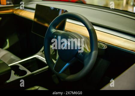 BANGKOK, THAILAND, 15. Mai 2024 : Innenseite des Elektroautos Tesla Model Y futuristischer Innenraum mit Tablet-Display im siam Paragon Kaufhaus Stockfoto