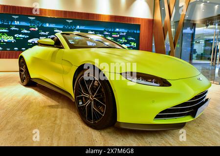 Bangkok, Thailand, 15. Mai 2024 : Aston martin Vantage Roadster-Sportwagen aus England der 4,0 Liter V8-Benzinmotor hat 665 PS im Showroo Stockfoto