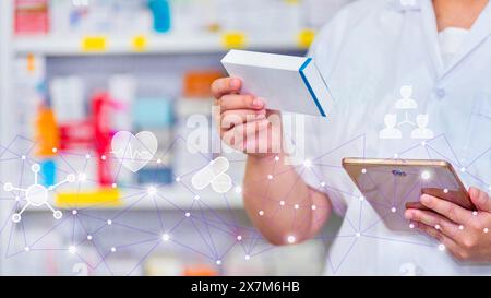 Der Apotheker hält ein Computertablett, um ein ärztliches Rezept zu erhalten, Arzneimittel zuzubereiten und Arzneimittel in einer Apotheke zu überprüfen. Stockfoto