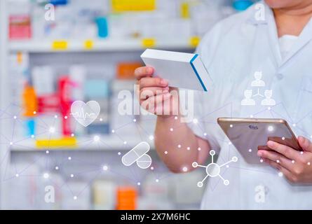 Der Apotheker hält ein Computertablett, um ein ärztliches Rezept zu erhalten, Arzneimittel zuzubereiten und Arzneimittel in einer Apotheke zu überprüfen. Stockfoto