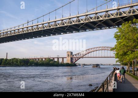 NEW YORK, NEW YORK – 20. MAI: Die Triborough Bridge (offiziell bekannt als Robert F. Kennedy Bridge, auch bekannt als RFK Bridge) und die Hell G Stockfoto