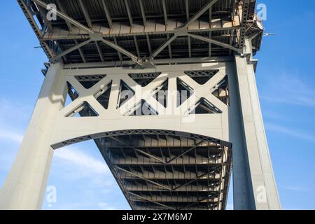 NEW YORK, NEW YORK – 20. MAI: Die Triborough Bridge (offiziell bekannt als Robert F. Kennedy Bridge, auch bekannt als RFK Bridge), die in einem hohen Überfluss zu sehen ist Stockfoto