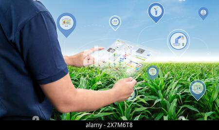 Landwirtschaftstechnologie-Konzept mit Landwirtschaftsingenieur oder Landwirt arbeiten mit Tablett im Betrieb Stockfoto