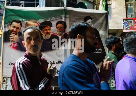 Srinagar, Kaschmir. Mai 2024. Kaschmiri-schiitische Muslime nehmen an einer Kundgebung Teil, bei der sie um den Tod des iranischen Präsidenten Ebrahim Raisi, Außenminister Hossein Amirabdollahian und mehrere andere Beamte trauern. Schiitische Anhänger des Iran hielten in vielen Gegenden Srinagars eine Mahnwache bei Kerzenlicht ab, um den tragischen Tod des iranischen Präsidenten Ebrahim Raisi, des Außenministers Hossein Amirabdollahian und mehrerer anderer Beamter bei einem Hubschrauberabsturz zu beklagen. Quelle: SOPA Images Limited/Alamy Live News Stockfoto