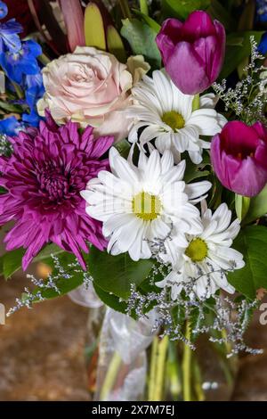 Nahaufnahme Texturhintergrund eines Blumenstrauß-Arrangements mit bunten Blumen, mit defokussiertem Hintergrund Stockfoto