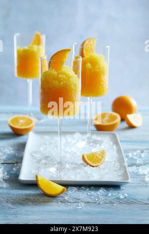 Eiskalte Orangensaft serviert in einem hohen Stielglas Stockfoto