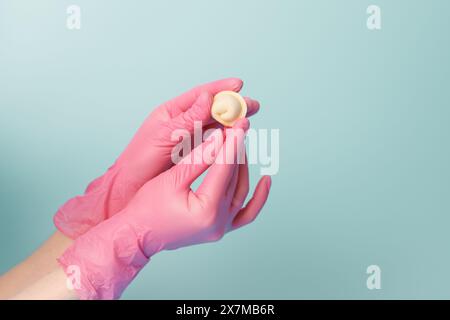 Nahaufnahme der Hände einer Küchenchefin in Gummihandschuhen mit rohen Knödeln, Konzept für die saubere Herstellung von Halbfertigprodukten, Kopierraum Stockfoto
