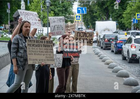 Menschen mit Spruchbändern mit Spruchbändern stehen im Zentrum von Lemberg, Ukraine, und protestieren Verwandte und Freunde von Gefangenen Verteidigern von Mariupol, die Spruchbanner und Fahnen halten, nehmen an dem Treffen der "nicht schweigen" Teil. Erlebe Kills. Zwei Jahre Gefangenschaft gewidmet dem Jahrestag der Freilassung ukrainischer Verteidiger aus dem Asovstal-Werk in Lemberg. Die Veranstaltung wird von der Vereinigung der Familien der Verteidiger von Azovstal organisiert. Am 20. Mai 2022 verließen die Verteidiger von Azovstal das Werk und wurden von den Russen gefangen genommen. Mehr als 2.000 ukrainische Soldaten befinden sich noch immer in Gefangenschaft in furchtbarer Ko Stockfoto