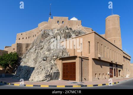 Maskat, Oman - 2. Januar 2024: Das berühmte Al Jalali Fort wurde auf einem Felsvorsprung erbaut und zeigt omanische architektonische Brillanz und reiche Geschichte. Stockfoto