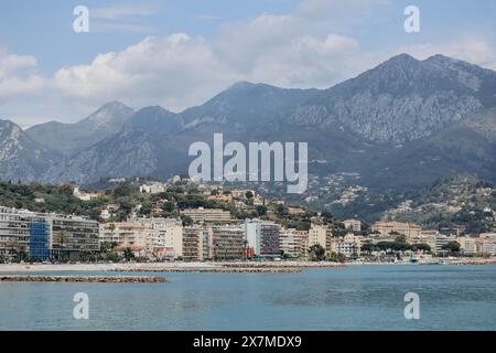 Roquebrune, Frankreich - 14. Mai 2023: Blick auf den Strand und die Gemeinde Roquebrune Cap Martin an der französischen Riviera Stockfoto