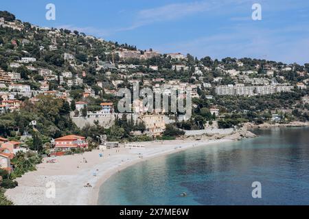 Roquebrune, Frankreich - 14. Mai 2023: Blick auf den Strand und die Gemeinde Roquebrune Cap Martin an der französischen Riviera Stockfoto