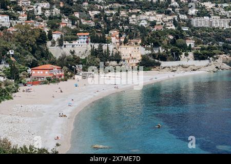 Roquebrune, Frankreich - 14. Mai 2023: Blick auf den Strand und die Gemeinde Roquebrune Cap Martin an der französischen Riviera Stockfoto