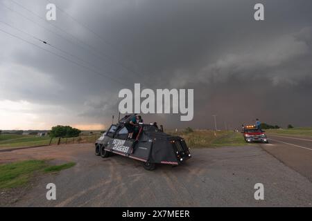 Butler, USA. Mai 2024. Live Storm Chasers bewaffneten TIV 2 in Aktion und fangen den Tornado Butler, Custer County, Oklahoma am 19. Mai 2024 ab. (Foto: Scott Schilke/SIPA USA) Credit: SIPA USA/Alamy Live News Stockfoto