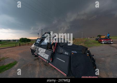 Butler, USA. Mai 2024. Live Storm Chasers bewaffneten TIV 2 in Aktion und fangen den Tornado Butler, Custer County, Oklahoma am 19. Mai 2024 ab. (Foto: Scott Schilke/SIPA USA) Credit: SIPA USA/Alamy Live News Stockfoto