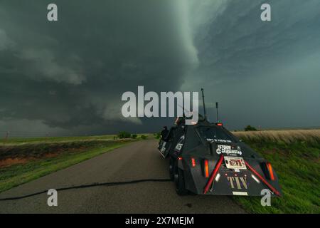 Butler, USA. Mai 2024. Live Storm Chasers bewaffneten TIV 2 in Aktion und fangen den Tornado Butler, Custer County, Oklahoma am 19. Mai 2024 ab. (Foto: Scott Schilke/SIPA USA) Credit: SIPA USA/Alamy Live News Stockfoto