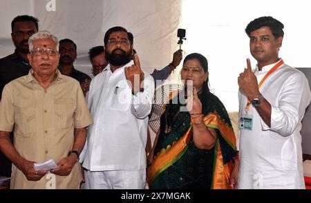 Thane, Indien. Mai 2024. THANE, INDIEN – 20. MAI: Vater und Frau des Ministerpräsidenten Eknath Shinde und seines Sohnes Shrikant Shinde stimmten zusammen mit seiner Familie am Wahlstand im Wagle Estate Thane am 20. Mai 2024 in Thane, Indien, für die Wahl. Nach Angaben der indischen Wahlkommission wurden in der fünften Wahlphase am 20. Mai 57,57 Prozent der Wahlbeteiligung bei 49 Sitzen verzeichnet. (Foto: Praful Gangurde/Hindustan Times/SIPA USA) Credit: SIPA USA/Alamy Live News Stockfoto