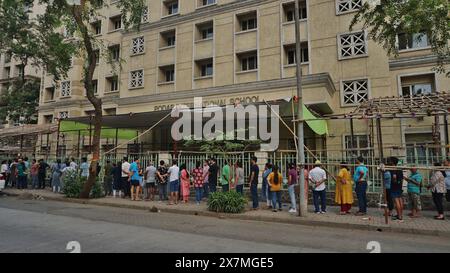 Thane, Indien. Mai 2024. THANE, INDIEN - 20. MAI: Bürger werden am Wahlschalter auf der Thane Ghodbunder Road Hiranandani Estate gesehen, um während der 5. Phase der Lok Sabha Wahl am 20. Mai 2024 in Thane, Indien, zu wählen. Nach Angaben der indischen Wahlkommission wurden in der fünften Wahlphase am 20. Mai 57,57 Prozent der Wahlbeteiligung bei 49 Sitzen verzeichnet. (Foto: Praful Gangurde/Hindustan Times/SIPA USA) Credit: SIPA USA/Alamy Live News Stockfoto