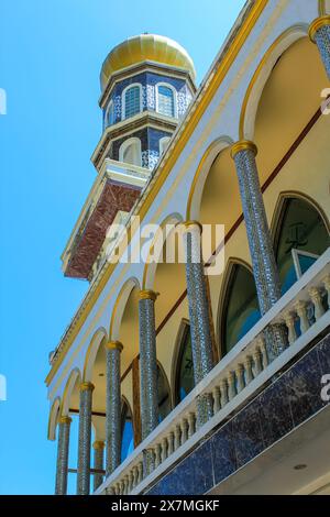 Die Panyee Darussalam Moschee, die auf der Insel neben der Siedlung liegt, dient der überwiegend muslimischen Bevölkerung und ist ein Treffpunkt für die Kommunikation Stockfoto