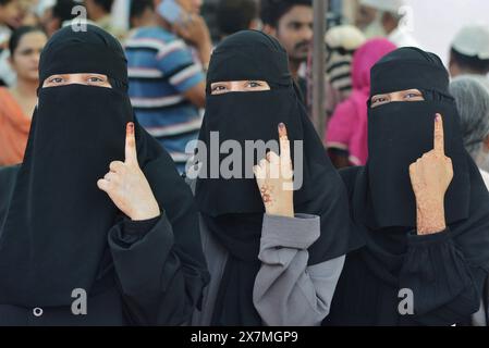 Thane, Indien. Mai 2024. THANE, INDIEN - 20. MAI: Muslimische Frauen sind das erste Mal Wähler bei einer Wahlstation in rabodi am 20. Mai 2024 in Thane, Indien. Nach Angaben der indischen Wahlkommission wurden in der fünften Wahlphase am 20. Mai 57,57 Prozent der Wahlbeteiligung bei 49 Sitzen verzeichnet. (Foto: Praful Gangurde/Hindustan Times/SIPA USA) Credit: SIPA USA/Alamy Live News Stockfoto