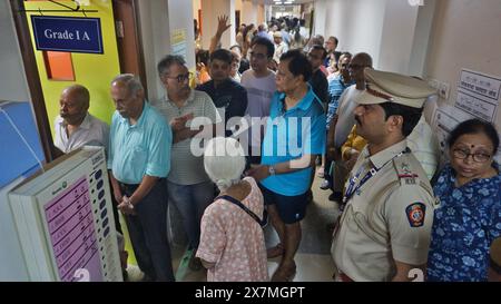 Thane, Indien. Mai 2024. THANE, INDIEN - 20. MAI: Bürger werden am Wahlschalter auf der Thane Ghodbunder Road Hiranandani Estate gesehen, um während der 5. Phase der Lok Sabha Wahl am 20. Mai 2024 in Thane, Indien, zu wählen. Nach Angaben der indischen Wahlkommission wurden in der fünften Wahlphase am 20. Mai 57,57 Prozent der Wahlbeteiligung bei 49 Sitzen verzeichnet. (Foto: Praful Gangurde/Hindustan Times/SIPA USA) Credit: SIPA USA/Alamy Live News Stockfoto