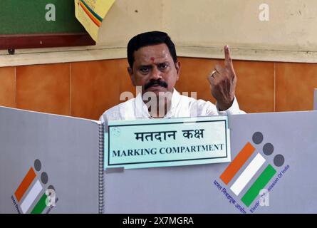 Thane, Indien. Mai 2024. THANE, INDIEN – 20. MAI: Shiv Sena UBT Thane Lok Sabha Kandidat Rajan Vichare gab am 20. Mai 2024 in Thane, Indien, die Wahl. Nach Angaben der indischen Wahlkommission wurden in der fünften Wahlphase am 20. Mai 57,57 Prozent der Wahlbeteiligung bei 49 Sitzen verzeichnet. (Foto: Praful Gangurde/Hindustan Times/SIPA USA) Credit: SIPA USA/Alamy Live News Stockfoto