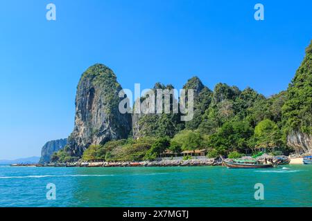 Panorama des wunderschönen Sandstrandes von Railay vom Boot aus gesehen in der Provinz Krabi. Ao Nang, Thailand. Stockfoto